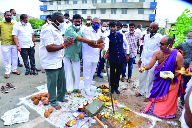 ಬುಡಾ ಕಚೇರಿಯ ಮಹಾದ್ವಾರಕ್ಕೆ ಶಂಕುಸ್ಥಾಪನೆ ಮಾಡಿದ ಸಚಿವ ಭೈರತಿ ಬಸವರಾಜ್